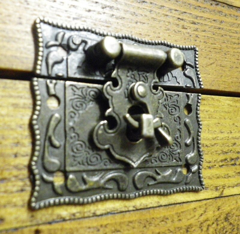 DETAILED ANTIQUE STYLE LOCK LATCH CLASP