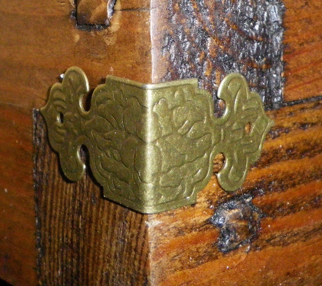 SET OF 4 VINTAGE STYLE METAL BOX CORNERS