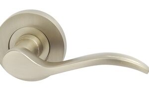 LEVER HANDLE ON ROUND ROSE BACKPLATE